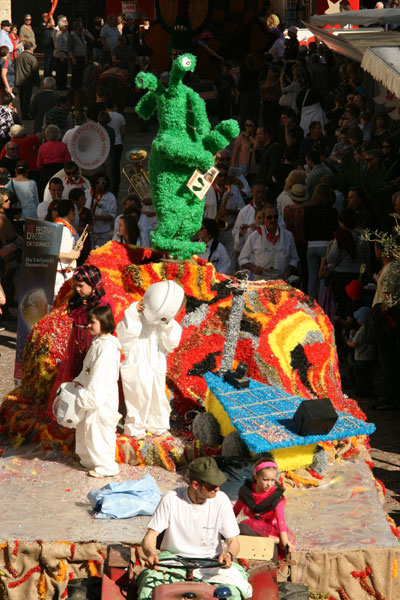 Carnaval de Fleurance : un char « éveille la curiosité » autour du Festival d’Astronomie !